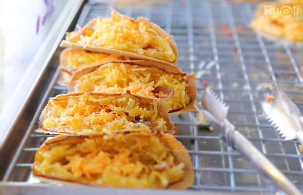 ส้มตำอุทุมพรกสิกรบางลำพู, คาริม โรตีมะตะบะ​, ขนมจีนน้ำยา บางลำภู, เจ้กบบางลำภู ต้มยำกุ้งรอบกลางคืน, Patonggo Cafe, จิระเย็นตาโฟ, ข้าวแกงบางลำพู 2517, ขนมเบื้องแม่ประภา, อาอีซะฮ์ รสดี, พัวกี่, ก๋วยเตี๋ยวลูกชิ้นปลานายง้ำ, โรงนํ้าชา มิตรามิตร, ข้าวแช่แม่ศิริ บางลำพู, พิกุลถั่วแปบแป้งสด, ห้องอาหารกร บางลำพู, เตี๋ยวตุ๋นบ้านสวน สาขาบางลำพู