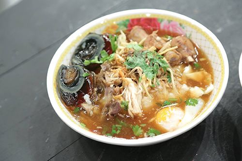 หลังรามฯเมี่ยงปลาเผา, ก๋วยเตี๋ยวกระดูกหมูป้ายเหลือง ลุงจำเนียร, แกงป่า, หนึ่งปูม้าทะเลเผา , โจ๊กข้อไก่ VS., ร้านอาหารจันทน์หอม