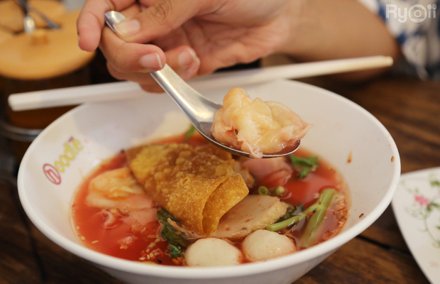 ส้มตำอุทุมพรกสิกรบางลำพู, คาริม โรตีมะตะบะ​, ขนมจีนน้ำยา บางลำภู, เจ้กบบางลำภู ต้มยำกุ้งรอบกลางคืน, Patonggo Cafe, จิระเย็นตาโฟ, ข้าวแกงบางลำพู 2517, ขนมเบื้องแม่ประภา, อาอีซะฮ์ รสดี, พัวกี่, ก๋วยเตี๋ยวลูกชิ้นปลานายง้ำ, โรงนํ้าชา มิตรามิตร, ข้าวแช่แม่ศิริ บางลำพู, พิกุลถั่วแปบแป้งสด, ห้องอาหารกร บางลำพู, เตี๋ยวตุ๋นบ้านสวน สาขาบางลำพู