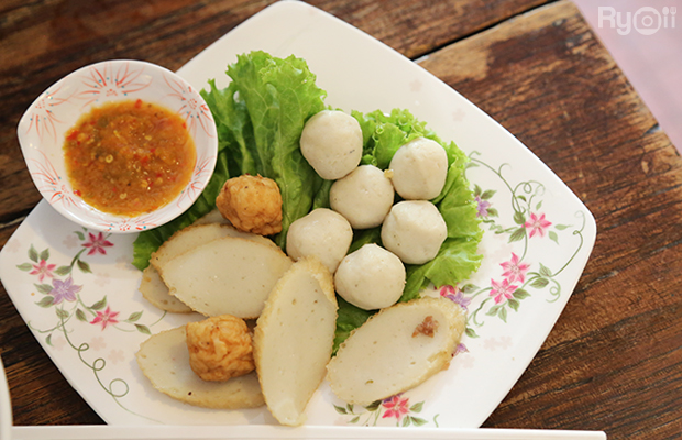 ส้มตำอุทุมพรกสิกรบางลำพู, คาริม โรตีมะตะบะ​, ขนมจีนน้ำยา บางลำภู, เจ้กบบางลำภู ต้มยำกุ้งรอบกลางคืน, Patonggo Cafe, จิระเย็นตาโฟ, ข้าวแกงบางลำพู 2517, ขนมเบื้องแม่ประภา, อาอีซะฮ์ รสดี, พัวกี่, ก๋วยเตี๋ยวลูกชิ้นปลานายง้ำ, โรงนํ้าชา มิตรามิตร, ข้าวแช่แม่ศิริ บางลำพู, พิกุลถั่วแปบแป้งสด, ห้องอาหารกร บางลำพู, เตี๋ยวตุ๋นบ้านสวน สาขาบางลำพู