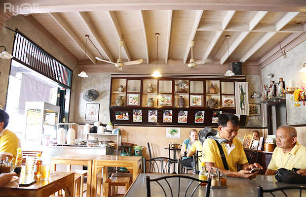 ส้มตำอุทุมพรกสิกรบางลำพู, คาริม โรตีมะตะบะ​, ขนมจีนน้ำยา บางลำภู, เจ้กบบางลำภู ต้มยำกุ้งรอบกลางคืน, Patonggo Cafe, จิระเย็นตาโฟ, ข้าวแกงบางลำพู 2517, ขนมเบื้องแม่ประภา, อาอีซะฮ์ รสดี, พัวกี่, ก๋วยเตี๋ยวลูกชิ้นปลานายง้ำ, โรงนํ้าชา มิตรามิตร, ข้าวแช่แม่ศิริ บางลำพู, พิกุลถั่วแปบแป้งสด, ห้องอาหารกร บางลำพู, เตี๋ยวตุ๋นบ้านสวน สาขาบางลำพู