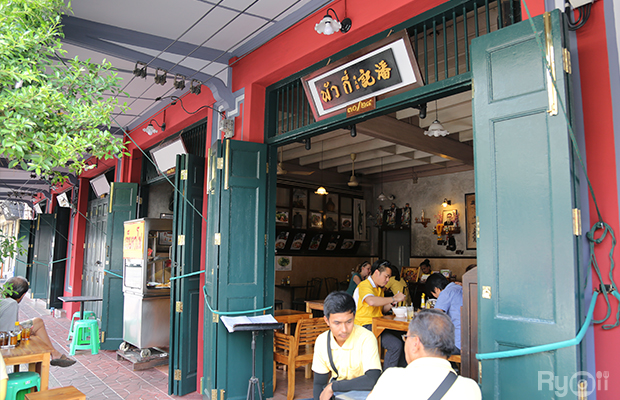 ส้มตำอุทุมพรกสิกรบางลำพู, คาริม โรตีมะตะบะ​, ขนมจีนน้ำยา บางลำภู, เจ้กบบางลำภู ต้มยำกุ้งรอบกลางคืน, Patonggo Cafe, จิระเย็นตาโฟ, ข้าวแกงบางลำพู 2517, ขนมเบื้องแม่ประภา, อาอีซะฮ์ รสดี, พัวกี่, ก๋วยเตี๋ยวลูกชิ้นปลานายง้ำ, โรงนํ้าชา มิตรามิตร, ข้าวแช่แม่ศิริ บางลำพู, พิกุลถั่วแปบแป้งสด, ห้องอาหารกร บางลำพู, เตี๋ยวตุ๋นบ้านสวน สาขาบางลำพู