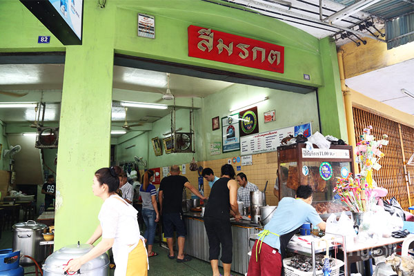 แดงราชาหอยทอด, เปาะเปี๊ยะสด ตรอกสุกร, SO-K cafe, เช็งซิมอี๊ (แป้งกลมอารมณ์ดี), ก๋วยเตี๋ยวตรอกโรงหมู, ข้าวมันไก่พิชัยไก่ตอน, Scoopp, ข้าวขาหมู "มันอยู่ในกระทะ"ตรอกโรงหมู, เบ๊ซุ่นหลี, สีมรกต, สุกี้เตาถ่าน ตรอกโรงหมู, Amass coffee art toys, Kanom Donut, ก๋วยเตี๋ยวหมูตุ๋นเจ๊ปู
