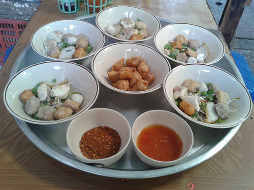 ก๋วยเตี๋ยวหม้อทอง เจริญกรุง57, ร้านเจ๊โหนก ก๋วยเตี๋ยวแคะ, ก๋วยเตี๋ยวแคะโคตรเครื่อง คอนแวนต์, ก๋วยเตี๋ยวแคะจุฬาเจ้าเก่า, ตั้งยู้ฮวด ลูกชิ้นกุ้งนี่ง, ก๋วยเตี๋ยวแคะ นายเหงี่ยน, ก๋วยเตี๋ยวแคะสุชาดา(จู)วรจักร, โกโจก๋วยเตี๋ยวแคะเจ้าเก่า2521 นายอ้วนหลังวัดสุทัศน์, ก๋วยเตี๋ยวแคะไปรษณีย์กลาง - วังหลัง, ก๋วยเตี๋ยวแคะสี่พระยา, ก๋วยเตี๋ยวแคะสีลม - ตรอกกะจั๊วในตำนาน, สุวิมลก๋วยเตี๋ยวแคะ ตลาดนางเลิ้ง, ตั้งหวังเจ๊ง ก๋วยเตี๋ยวแคะนายอ้วนเจ้าเก่า-เสาชิงช้า