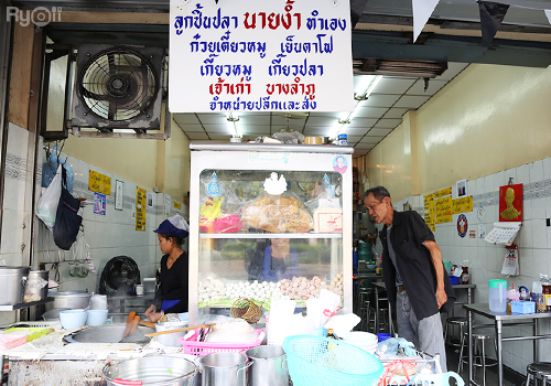 ส้มตำอุทุมพรกสิกรบางลำพู, คาริม โรตีมะตะบะ​, ขนมจีนน้ำยา บางลำภู, เจ้กบบางลำภู ต้มยำกุ้งรอบกลางคืน, Patonggo Cafe, จิระเย็นตาโฟ, ข้าวแกงบางลำพู 2517, ขนมเบื้องแม่ประภา, อาอีซะฮ์ รสดี, พัวกี่, ก๋วยเตี๋ยวลูกชิ้นปลานายง้ำ, โรงนํ้าชา มิตรามิตร, ข้าวแช่แม่ศิริ บางลำพู, พิกุลถั่วแปบแป้งสด, ห้องอาหารกร บางลำพู, เตี๋ยวตุ๋นบ้านสวน สาขาบางลำพู