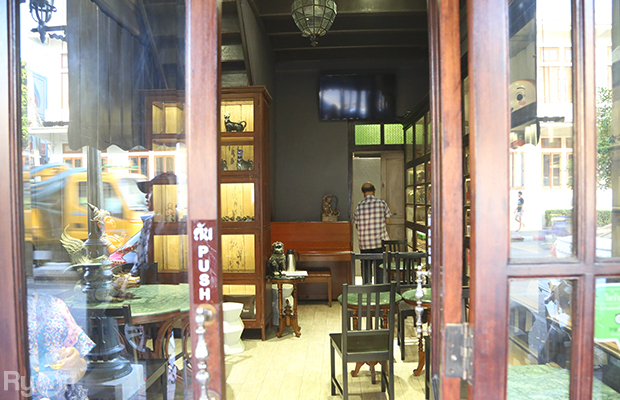 ส้มตำอุทุมพรกสิกรบางลำพู, คาริม โรตีมะตะบะ​, ขนมจีนน้ำยา บางลำภู, เจ้กบบางลำภู ต้มยำกุ้งรอบกลางคืน, Patonggo Cafe, จิระเย็นตาโฟ, ข้าวแกงบางลำพู 2517, ขนมเบื้องแม่ประภา, อาอีซะฮ์ รสดี, พัวกี่, ก๋วยเตี๋ยวลูกชิ้นปลานายง้ำ, โรงนํ้าชา มิตรามิตร, ข้าวแช่แม่ศิริ บางลำพู, พิกุลถั่วแปบแป้งสด, ห้องอาหารกร บางลำพู, เตี๋ยวตุ๋นบ้านสวน สาขาบางลำพู