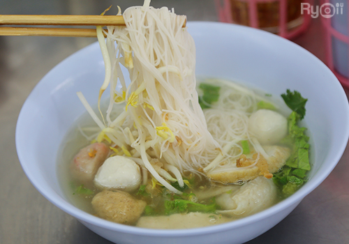 ส้มตำอุทุมพรกสิกรบางลำพู, คาริม โรตีมะตะบะ​, ขนมจีนน้ำยา บางลำภู, เจ้กบบางลำภู ต้มยำกุ้งรอบกลางคืน, Patonggo Cafe, จิระเย็นตาโฟ, ข้าวแกงบางลำพู 2517, ขนมเบื้องแม่ประภา, อาอีซะฮ์ รสดี, พัวกี่, ก๋วยเตี๋ยวลูกชิ้นปลานายง้ำ, โรงนํ้าชา มิตรามิตร, ข้าวแช่แม่ศิริ บางลำพู, พิกุลถั่วแปบแป้งสด, ห้องอาหารกร บางลำพู, เตี๋ยวตุ๋นบ้านสวน สาขาบางลำพู