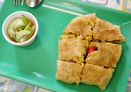 ส้มตำอุทุมพรกสิกรบางลำพู, คาริม โรตีมะตะบะ​, ขนมจีนน้ำยา บางลำภู, เจ้กบบางลำภู ต้มยำกุ้งรอบกลางคืน, Patonggo Cafe, จิระเย็นตาโฟ, ข้าวแกงบางลำพู 2517, ขนมเบื้องแม่ประภา, อาอีซะฮ์ รสดี, พัวกี่, ก๋วยเตี๋ยวลูกชิ้นปลานายง้ำ, โรงนํ้าชา มิตรามิตร, ข้าวแช่แม่ศิริ บางลำพู, พิกุลถั่วแปบแป้งสด, ห้องอาหารกร บางลำพู, เตี๋ยวตุ๋นบ้านสวน สาขาบางลำพู