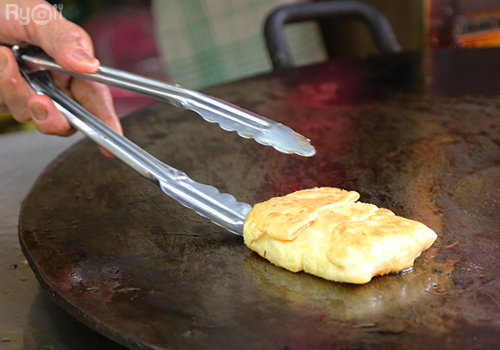 ส้มตำอุทุมพรกสิกรบางลำพู, คาริม โรตีมะตะบะ​, ขนมจีนน้ำยา บางลำภู, เจ้กบบางลำภู ต้มยำกุ้งรอบกลางคืน, Patonggo Cafe, จิระเย็นตาโฟ, ข้าวแกงบางลำพู 2517, ขนมเบื้องแม่ประภา, อาอีซะฮ์ รสดี, พัวกี่, ก๋วยเตี๋ยวลูกชิ้นปลานายง้ำ, โรงนํ้าชา มิตรามิตร, ข้าวแช่แม่ศิริ บางลำพู, พิกุลถั่วแปบแป้งสด, ห้องอาหารกร บางลำพู, เตี๋ยวตุ๋นบ้านสวน สาขาบางลำพู