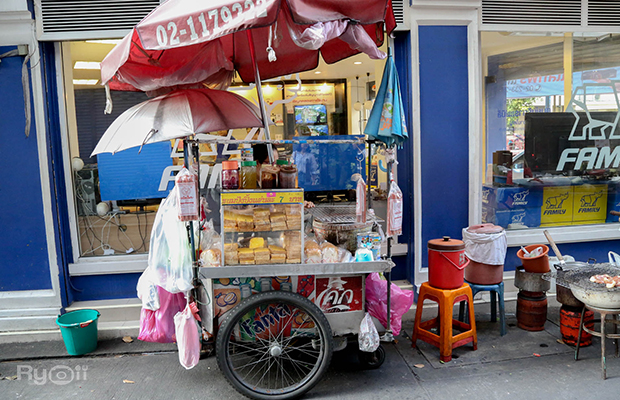 ก๋วยเตี๋ยวผัดงี่เง่า at เจ๊เบญ โอเดี้ยน, ร้านฮั้นโภชนา, เจ๊เฮี้ยง ก๋วยเตี๋ยวลูกชิ้นปลา ตลาดน้อย, ข้าวต้มปลาตลาดน้อย, Baan Chim Cha, อาฉีไก่ทอด, มานพ สุกี้รถกระบะ, แดงราชาหอยทอด, โจ๊ก เจ๊หมวยเกี้ย-ดั้งเดิม, เป็ดตุ๋นเจ้าท่า, ซี่โครงปราณ, คุณปุ๊กะหรี่ปั๊บ ณ ตลาดน้อย, แต้เล่าจิ้นเส็ง, Li Bing Waffle Parlour, Mana Craft, Jap Bread ตลาดน้อย, ฮงเซียงกง