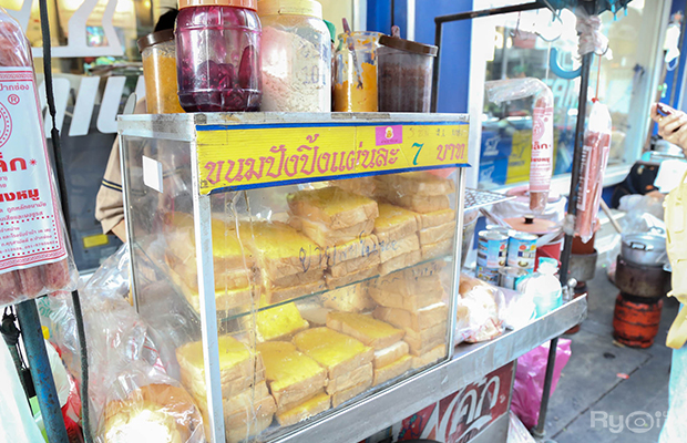 ก๋วยเตี๋ยวผัดงี่เง่า at เจ๊เบญ โอเดี้ยน, ร้านฮั้นโภชนา, เจ๊เฮี้ยง ก๋วยเตี๋ยวลูกชิ้นปลา ตลาดน้อย, ข้าวต้มปลาตลาดน้อย, Baan Chim Cha, อาฉีไก่ทอด, มานพ สุกี้รถกระบะ, แดงราชาหอยทอด, โจ๊ก เจ๊หมวยเกี้ย-ดั้งเดิม, เป็ดตุ๋นเจ้าท่า, ซี่โครงปราณ, คุณปุ๊กะหรี่ปั๊บ ณ ตลาดน้อย, แต้เล่าจิ้นเส็ง, Li Bing Waffle Parlour, Mana Craft, Jap Bread ตลาดน้อย, ฮงเซียงกง