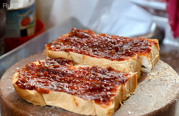 ก๋วยเตี๋ยวผัดงี่เง่า at เจ๊เบญ โอเดี้ยน, ร้านฮั้นโภชนา, เจ๊เฮี้ยง ก๋วยเตี๋ยวลูกชิ้นปลา ตลาดน้อย, ข้าวต้มปลาตลาดน้อย, Baan Chim Cha, อาฉีไก่ทอด, มานพ สุกี้รถกระบะ, แดงราชาหอยทอด, โจ๊ก เจ๊หมวยเกี้ย-ดั้งเดิม, เป็ดตุ๋นเจ้าท่า, ซี่โครงปราณ, คุณปุ๊กะหรี่ปั๊บ ณ ตลาดน้อย, แต้เล่าจิ้นเส็ง, Li Bing Waffle Parlour, Mana Craft, Jap Bread ตลาดน้อย, ฮงเซียงกง