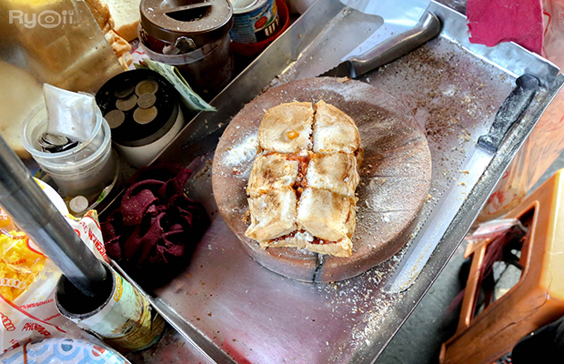 ก๋วยเตี๋ยวผัดงี่เง่า at เจ๊เบญ โอเดี้ยน, ร้านฮั้นโภชนา, เจ๊เฮี้ยง ก๋วยเตี๋ยวลูกชิ้นปลา ตลาดน้อย, ข้าวต้มปลาตลาดน้อย, Baan Chim Cha, อาฉีไก่ทอด, มานพ สุกี้รถกระบะ, แดงราชาหอยทอด, โจ๊ก เจ๊หมวยเกี้ย-ดั้งเดิม, เป็ดตุ๋นเจ้าท่า, ซี่โครงปราณ, คุณปุ๊กะหรี่ปั๊บ ณ ตลาดน้อย, แต้เล่าจิ้นเส็ง, Li Bing Waffle Parlour, Mana Craft, Jap Bread ตลาดน้อย, ฮงเซียงกง