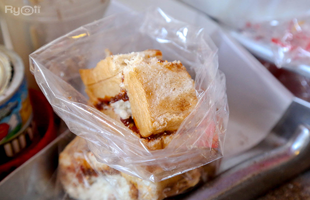 ก๋วยเตี๋ยวผัดงี่เง่า at เจ๊เบญ โอเดี้ยน, ร้านฮั้นโภชนา, เจ๊เฮี้ยง ก๋วยเตี๋ยวลูกชิ้นปลา ตลาดน้อย, ข้าวต้มปลาตลาดน้อย, Baan Chim Cha, อาฉีไก่ทอด, มานพ สุกี้รถกระบะ, แดงราชาหอยทอด, โจ๊ก เจ๊หมวยเกี้ย-ดั้งเดิม, เป็ดตุ๋นเจ้าท่า, ซี่โครงปราณ, คุณปุ๊กะหรี่ปั๊บ ณ ตลาดน้อย, แต้เล่าจิ้นเส็ง, Li Bing Waffle Parlour, Mana Craft, Jap Bread ตลาดน้อย, ฮงเซียงกง