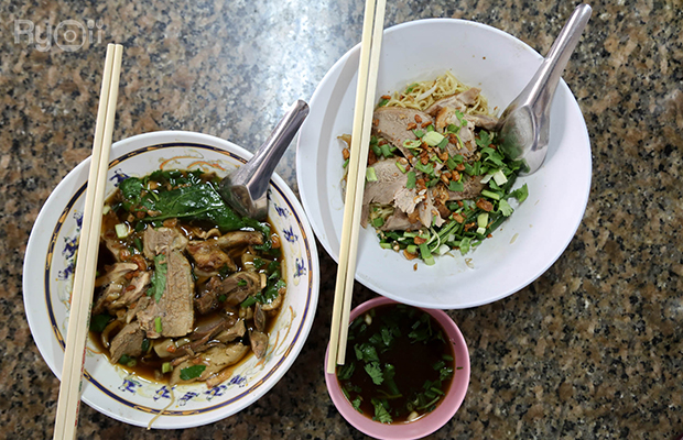 ก๋วยเตี๋ยวผัดงี่เง่า at เจ๊เบญ โอเดี้ยน, ร้านฮั้นโภชนา, เจ๊เฮี้ยง ก๋วยเตี๋ยวลูกชิ้นปลา ตลาดน้อย, ข้าวต้มปลาตลาดน้อย, Baan Chim Cha, อาฉีไก่ทอด, มานพ สุกี้รถกระบะ, แดงราชาหอยทอด, โจ๊ก เจ๊หมวยเกี้ย-ดั้งเดิม, เป็ดตุ๋นเจ้าท่า, ซี่โครงปราณ, คุณปุ๊กะหรี่ปั๊บ ณ ตลาดน้อย, แต้เล่าจิ้นเส็ง, Li Bing Waffle Parlour, Mana Craft, Jap Bread ตลาดน้อย, ฮงเซียงกง