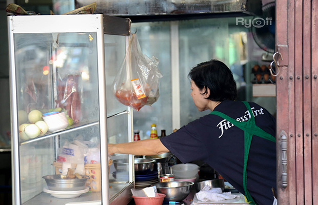 ก๋วยเตี๋ยวผัดงี่เง่า at เจ๊เบญ โอเดี้ยน, ร้านฮั้นโภชนา, เจ๊เฮี้ยง ก๋วยเตี๋ยวลูกชิ้นปลา ตลาดน้อย, ข้าวต้มปลาตลาดน้อย, Baan Chim Cha, อาฉีไก่ทอด, มานพ สุกี้รถกระบะ, แดงราชาหอยทอด, โจ๊ก เจ๊หมวยเกี้ย-ดั้งเดิม, เป็ดตุ๋นเจ้าท่า, ซี่โครงปราณ, คุณปุ๊กะหรี่ปั๊บ ณ ตลาดน้อย, แต้เล่าจิ้นเส็ง, Li Bing Waffle Parlour, Mana Craft, Jap Bread ตลาดน้อย, ฮงเซียงกง