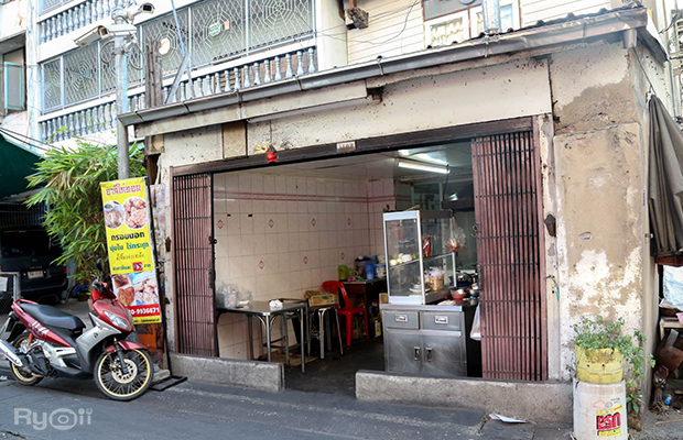 ก๋วยเตี๋ยวผัดงี่เง่า at เจ๊เบญ โอเดี้ยน, ร้านฮั้นโภชนา, เจ๊เฮี้ยง ก๋วยเตี๋ยวลูกชิ้นปลา ตลาดน้อย, ข้าวต้มปลาตลาดน้อย, Baan Chim Cha, อาฉีไก่ทอด, มานพ สุกี้รถกระบะ, แดงราชาหอยทอด, โจ๊ก เจ๊หมวยเกี้ย-ดั้งเดิม, เป็ดตุ๋นเจ้าท่า, ซี่โครงปราณ, คุณปุ๊กะหรี่ปั๊บ ณ ตลาดน้อย, แต้เล่าจิ้นเส็ง, Li Bing Waffle Parlour, Mana Craft, Jap Bread ตลาดน้อย, ฮงเซียงกง