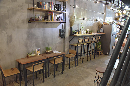 ครัวส้มหอม, Buttercoffs., แดง โภชนา, ลูกชิ้นปลากรายทอด ชัย เศรษฐีเรือทอง, นายอ้วนเย็นตาโฟเสาชิงช้า, ตาชัยก๋วยเตี๋ยวสุโขทัย, 3rd CAFÉ, เหลี่ยมนมสด, ลูกชิ้นหมูแพร่งนรา, เจ๊นี เผือกหิมะ, ภูธรบาร์, โกปี๊เฮี้ยะไถ่กี่ ณ เสาชิงช้า, นมโจ เสาชิงช้า, ข้าวหมูแดงนายชุน, มนต์ นมสด