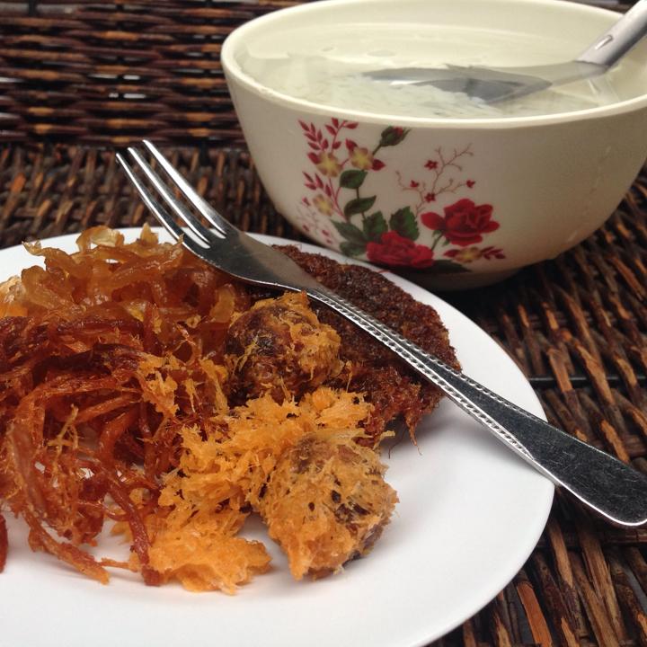 ส้มตำอุทุมพรกสิกรบางลำพู, คาริม โรตีมะตะบะ​, ขนมจีนน้ำยา บางลำภู, เจ้กบบางลำภู ต้มยำกุ้งรอบกลางคืน, Patonggo Cafe, จิระเย็นตาโฟ, ข้าวแกงบางลำพู 2517, ขนมเบื้องแม่ประภา, อาอีซะฮ์ รสดี, พัวกี่, ก๋วยเตี๋ยวลูกชิ้นปลานายง้ำ, โรงนํ้าชา มิตรามิตร, ข้าวแช่แม่ศิริ บางลำพู, พิกุลถั่วแปบแป้งสด, ห้องอาหารกร บางลำพู, เตี๋ยวตุ๋นบ้านสวน สาขาบางลำพู