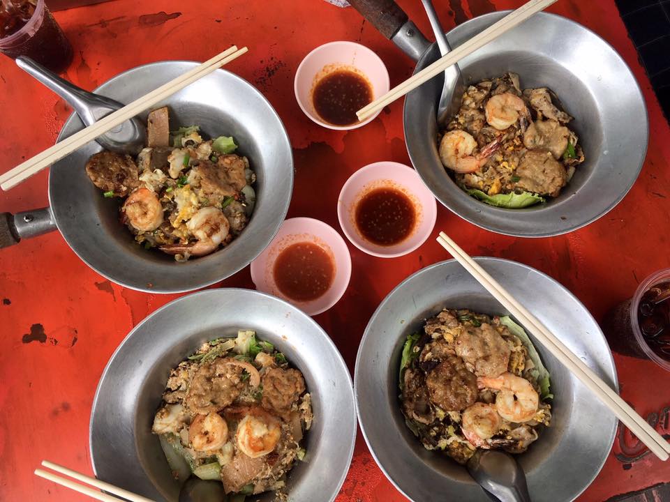 ก๋วยเตี๋ยวผัดงี่เง่า at เจ๊เบญ โอเดี้ยน, ร้านฮั้นโภชนา, เจ๊เฮี้ยง ก๋วยเตี๋ยวลูกชิ้นปลา ตลาดน้อย, ข้าวต้มปลาตลาดน้อย, Baan Chim Cha, อาฉีไก่ทอด, มานพ สุกี้รถกระบะ, แดงราชาหอยทอด, โจ๊ก เจ๊หมวยเกี้ย-ดั้งเดิม, เป็ดตุ๋นเจ้าท่า, ซี่โครงปราณ, คุณปุ๊กะหรี่ปั๊บ ณ ตลาดน้อย, แต้เล่าจิ้นเส็ง, Li Bing Waffle Parlour, Mana Craft, Jap Bread ตลาดน้อย, ฮงเซียงกง