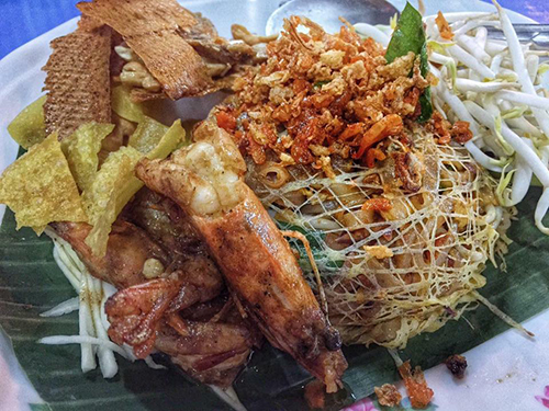 บ้านใหญ่ผัดไทยเตาถ่าน, ผัดไทยคุณยาย เสนาวิลล่า, ซอย7 แฮปปี้แลนด์, ผัดไทยหน้าช่องฯ, ผัดไทยายแถม ถนนวิสุทธิกษัตริย์, ทิพย์สมัย ผัดไทยประตูผี, ลุงภา ผัดไทย เจ้าเก่า, ผัดไทยเสวย ลาดพร้าว71, ประทุมทิพย์ผัดไทย, ผัดไทยวังหิน Showปัง, พรพิมลผัดไทย หอยทอด ราดซอสมันกุ้งรัชดา3แยก8 , เฮงหอยทอดชาวเล, ผัดไทยไฟทะลุ, ผัดไท นรกแตก, ผัดไทยรสเด็ดวงเวียนใหญ่ ไม่ใส่ผงชูรส, สอบถามเพิ่มเติม โทร. 02 438 8388, ผัดไทเทเวศร์ 359