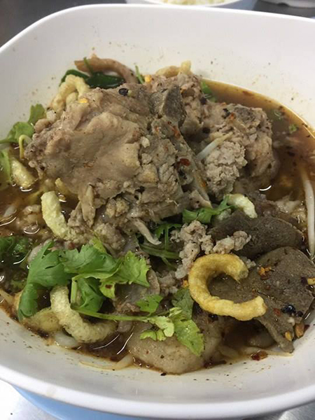 หลังรามฯเมี่ยงปลาเผา, ก๋วยเตี๋ยวกระดูกหมูป้ายเหลือง ลุงจำเนียร, แกงป่า, หนึ่งปูม้าทะเลเผา , โจ๊กข้อไก่ VS., ร้านอาหารจันทน์หอม