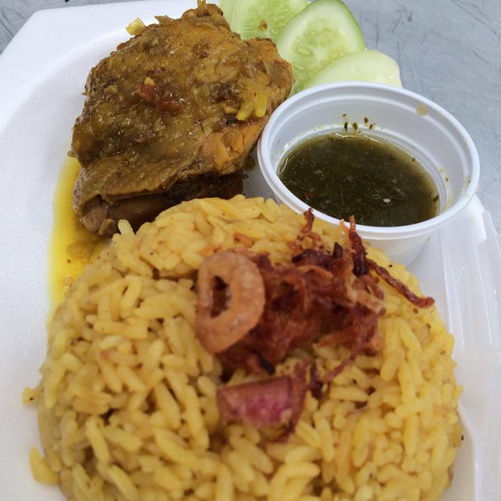 ส้มตำอุทุมพรกสิกรบางลำพู, คาริม โรตีมะตะบะ​, ขนมจีนน้ำยา บางลำภู, เจ้กบบางลำภู ต้มยำกุ้งรอบกลางคืน, Patonggo Cafe, จิระเย็นตาโฟ, ข้าวแกงบางลำพู 2517, ขนมเบื้องแม่ประภา, อาอีซะฮ์ รสดี, พัวกี่, ก๋วยเตี๋ยวลูกชิ้นปลานายง้ำ, โรงนํ้าชา มิตรามิตร, ข้าวแช่แม่ศิริ บางลำพู, พิกุลถั่วแปบแป้งสด, ห้องอาหารกร บางลำพู, เตี๋ยวตุ๋นบ้านสวน สาขาบางลำพู