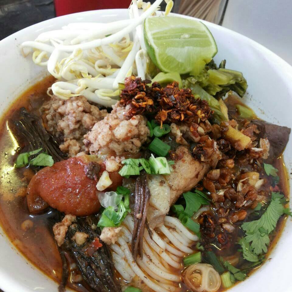 Khao-Sō-i, สาขาสยามพารากอน, อองตอง ข้าวซอย, Mugkhaosoi มักข้าวซอย, ข้าวซอยเชียงใหม่ สุโขทัยซอย 5, ข้าวซอยแม่สุภาพ เจ้าเก่าย่านเทเวศน์, หอมด่วน, ข้าวซอยลำดวนฟ้าฮ่ามเชียงใหม่, สาขาวิภาวดีรังสิต 58, Lanna Eatery, ต๊ะต่อนยอน, Cr. ภาพทั้งหมดจาก Facebook ต๊ะต่อนยอน อาหารเหนือ, ข้าวซอยดอยคำ, ฮ้านจาวเหนือ, ทิศเหนือ