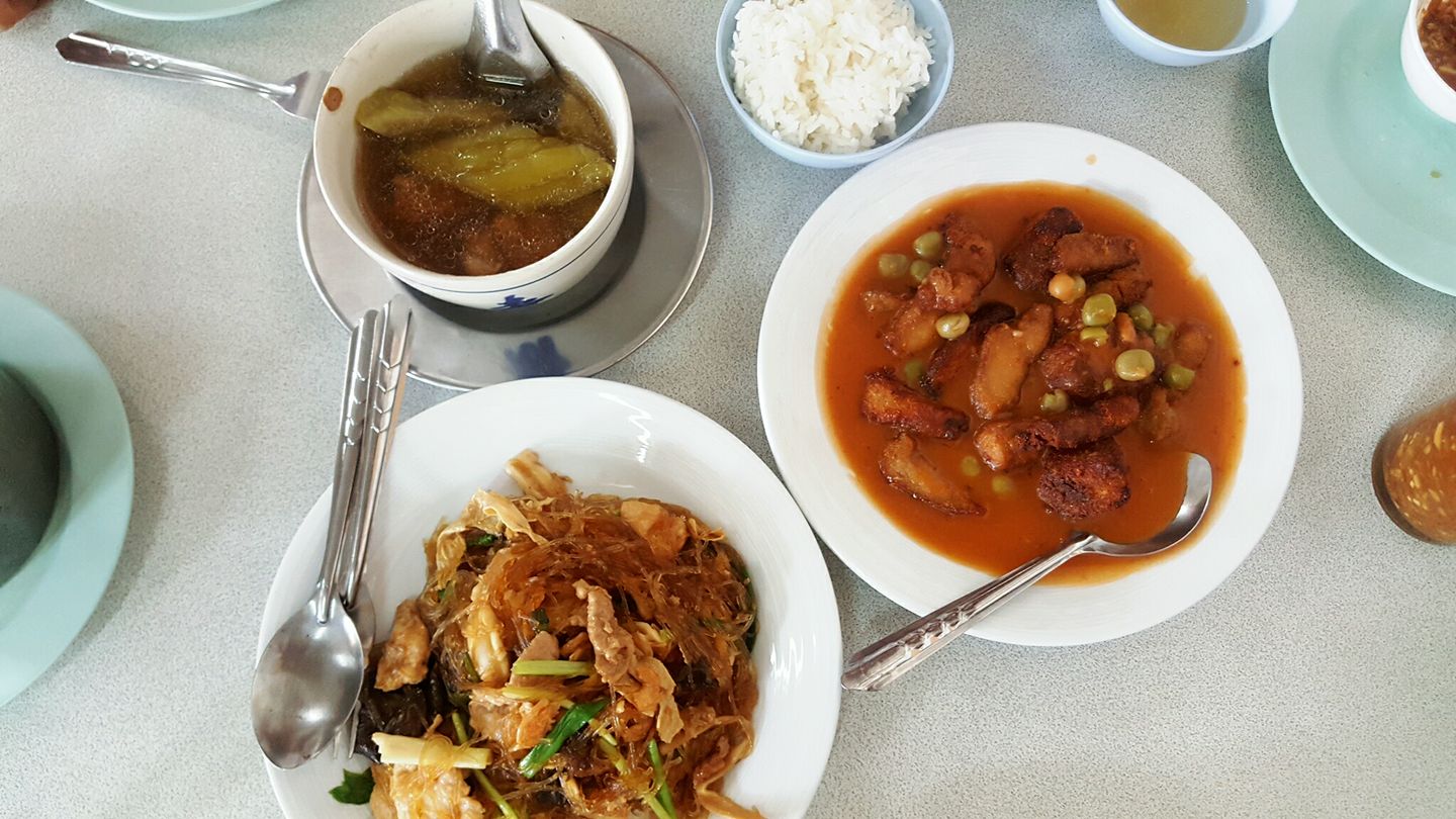 อร่อยเด็ด, ร้านข้าวต้มนายอ๋า, ร้านฟ้ามุ่ย, ร้านสุธาทิพย์, Blue Tree coffeebar, ร้านชั่งเส็ง ก๋วยเตี๋ยวลูกชิ้นปลา (เจ้เกียว), Pat Cafe Boraan แพท คาเฟ่ โบราณ, อ้วนโภชนา อาหารไทย อีสาน , ครัวป้าแดงบางลำพู, Cafe' Velodome