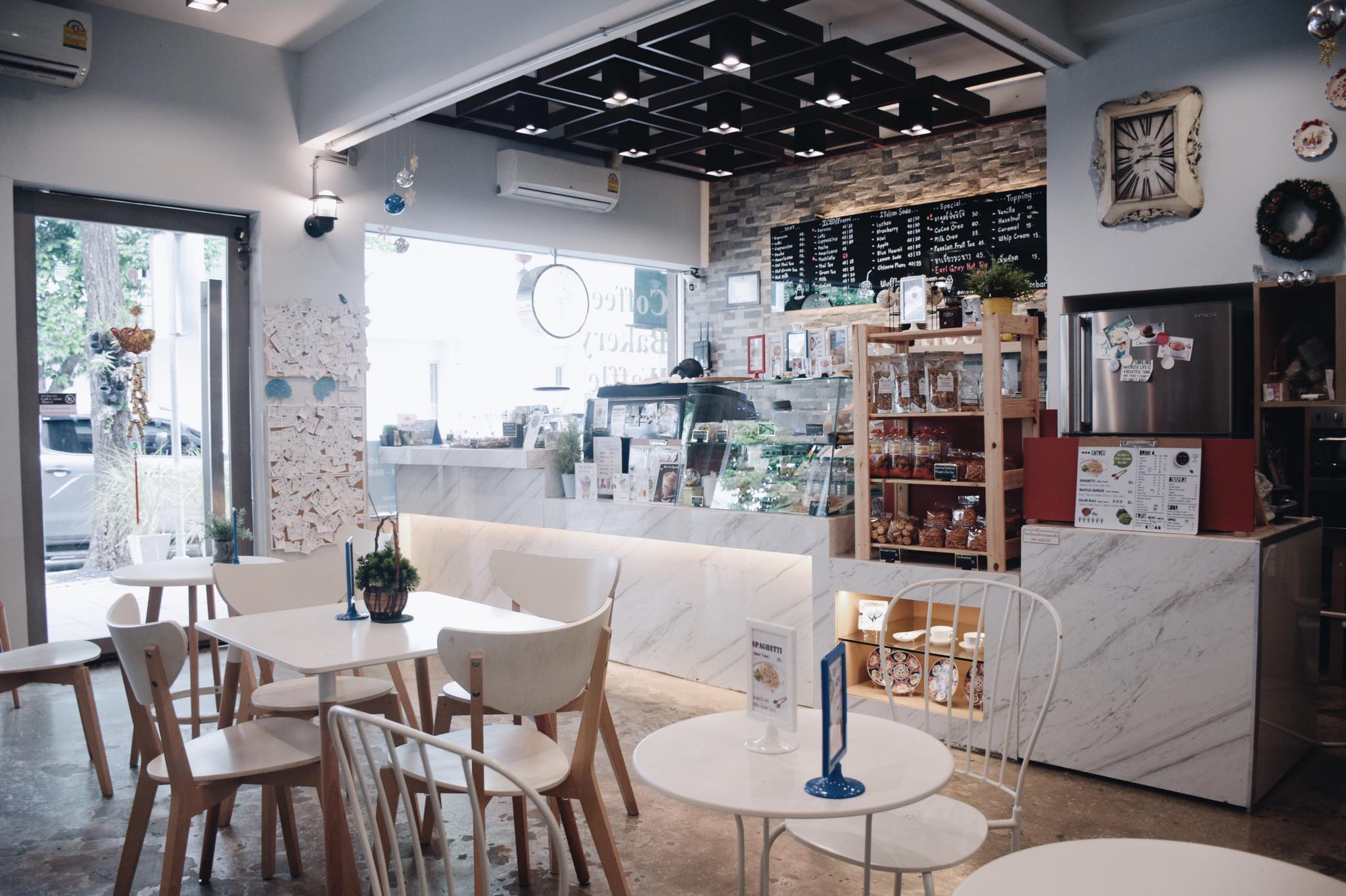 อร่อยเด็ด, ร้านข้าวต้มนายอ๋า, ร้านฟ้ามุ่ย, ร้านสุธาทิพย์, Blue Tree coffeebar, ร้านชั่งเส็ง ก๋วยเตี๋ยวลูกชิ้นปลา (เจ้เกียว), Pat Cafe Boraan แพท คาเฟ่ โบราณ, อ้วนโภชนา อาหารไทย อีสาน , ครัวป้าแดงบางลำพู, Cafe' Velodome