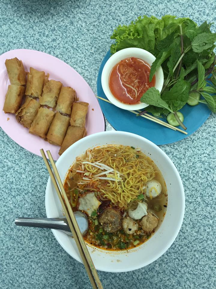 ก๋วยเตี๋ยวหม้อทอง เจริญกรุง57, ร้านเจ๊โหนก ก๋วยเตี๋ยวแคะ, ก๋วยเตี๋ยวแคะโคตรเครื่อง คอนแวนต์, ก๋วยเตี๋ยวแคะจุฬาเจ้าเก่า, ตั้งยู้ฮวด ลูกชิ้นกุ้งนี่ง, ก๋วยเตี๋ยวแคะ นายเหงี่ยน, ก๋วยเตี๋ยวแคะสุชาดา(จู)วรจักร, โกโจก๋วยเตี๋ยวแคะเจ้าเก่า2521 นายอ้วนหลังวัดสุทัศน์, ก๋วยเตี๋ยวแคะไปรษณีย์กลาง - วังหลัง, ก๋วยเตี๋ยวแคะสี่พระยา, ก๋วยเตี๋ยวแคะสีลม - ตรอกกะจั๊วในตำนาน, สุวิมลก๋วยเตี๋ยวแคะ ตลาดนางเลิ้ง, ตั้งหวังเจ๊ง ก๋วยเตี๋ยวแคะนายอ้วนเจ้าเก่า-เสาชิงช้า