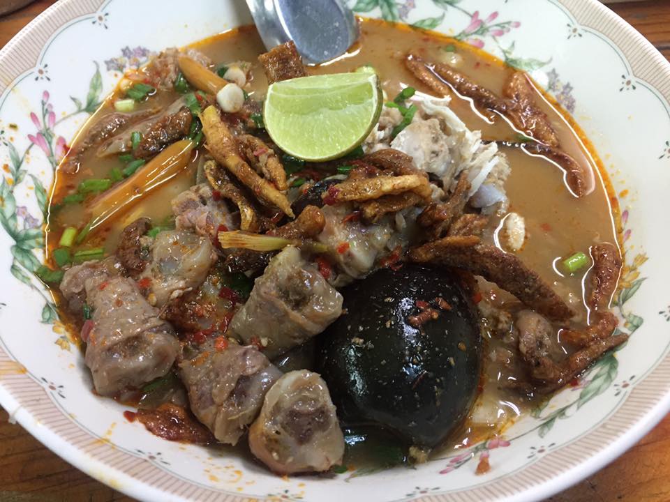 หลังรามฯเมี่ยงปลาเผา, ก๋วยเตี๋ยวกระดูกหมูป้ายเหลือง ลุงจำเนียร, แกงป่า, หนึ่งปูม้าทะเลเผา , โจ๊กข้อไก่ VS., ร้านอาหารจันทน์หอม