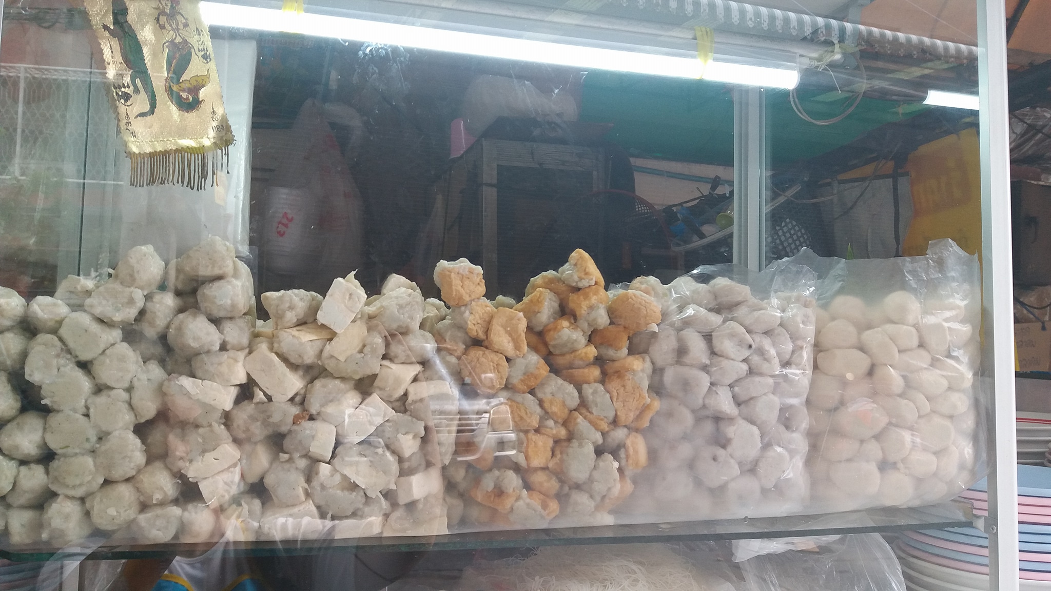 ก๋วยเตี๋ยวหม้อทอง เจริญกรุง57, ร้านเจ๊โหนก ก๋วยเตี๋ยวแคะ, ก๋วยเตี๋ยวแคะโคตรเครื่อง คอนแวนต์, ก๋วยเตี๋ยวแคะจุฬาเจ้าเก่า, ตั้งยู้ฮวด ลูกชิ้นกุ้งนี่ง, ก๋วยเตี๋ยวแคะ นายเหงี่ยน, ก๋วยเตี๋ยวแคะสุชาดา(จู)วรจักร, โกโจก๋วยเตี๋ยวแคะเจ้าเก่า2521 นายอ้วนหลังวัดสุทัศน์, ก๋วยเตี๋ยวแคะไปรษณีย์กลาง - วังหลัง, ก๋วยเตี๋ยวแคะสี่พระยา, ก๋วยเตี๋ยวแคะสีลม - ตรอกกะจั๊วในตำนาน, สุวิมลก๋วยเตี๋ยวแคะ ตลาดนางเลิ้ง, ตั้งหวังเจ๊ง ก๋วยเตี๋ยวแคะนายอ้วนเจ้าเก่า-เสาชิงช้า