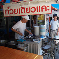 ก๋วยเตี๋ยวหม้อทอง เจริญกรุง57, ร้านเจ๊โหนก ก๋วยเตี๋ยวแคะ, ก๋วยเตี๋ยวแคะโคตรเครื่อง คอนแวนต์, ก๋วยเตี๋ยวแคะจุฬาเจ้าเก่า, ตั้งยู้ฮวด ลูกชิ้นกุ้งนี่ง, ก๋วยเตี๋ยวแคะ นายเหงี่ยน, ก๋วยเตี๋ยวแคะสุชาดา(จู)วรจักร, โกโจก๋วยเตี๋ยวแคะเจ้าเก่า2521 นายอ้วนหลังวัดสุทัศน์, ก๋วยเตี๋ยวแคะไปรษณีย์กลาง - วังหลัง, ก๋วยเตี๋ยวแคะสี่พระยา, ก๋วยเตี๋ยวแคะสีลม - ตรอกกะจั๊วในตำนาน, สุวิมลก๋วยเตี๋ยวแคะ ตลาดนางเลิ้ง, ตั้งหวังเจ๊ง ก๋วยเตี๋ยวแคะนายอ้วนเจ้าเก่า-เสาชิงช้า