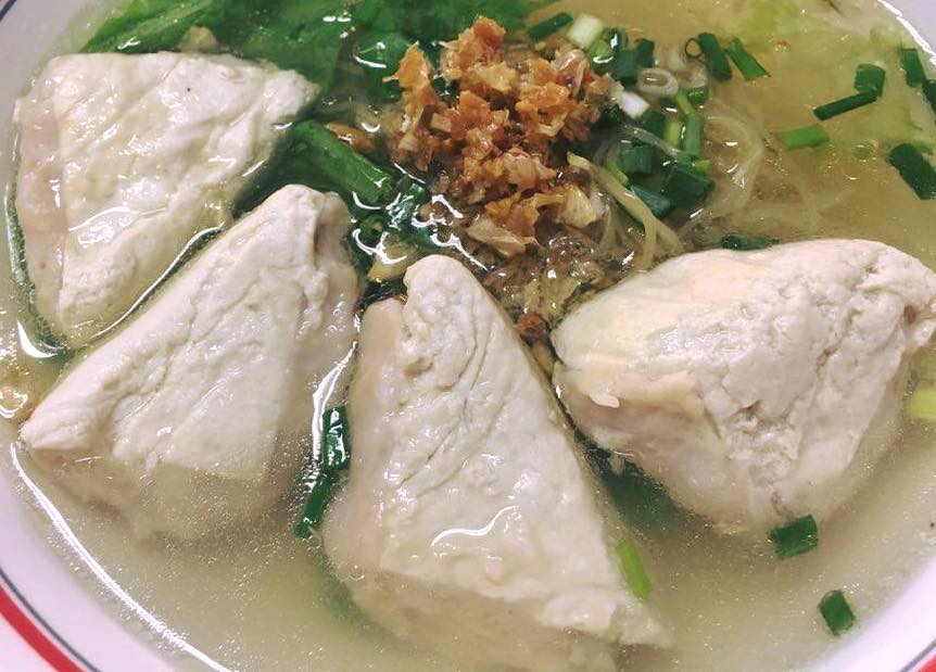 ก๋วยเตี๋ยวหม้อทอง เจริญกรุง57, ร้านเจ๊โหนก ก๋วยเตี๋ยวแคะ, ก๋วยเตี๋ยวแคะโคตรเครื่อง คอนแวนต์, ก๋วยเตี๋ยวแคะจุฬาเจ้าเก่า, ตั้งยู้ฮวด ลูกชิ้นกุ้งนี่ง, ก๋วยเตี๋ยวแคะ นายเหงี่ยน, ก๋วยเตี๋ยวแคะสุชาดา(จู)วรจักร, โกโจก๋วยเตี๋ยวแคะเจ้าเก่า2521 นายอ้วนหลังวัดสุทัศน์, ก๋วยเตี๋ยวแคะไปรษณีย์กลาง - วังหลัง, ก๋วยเตี๋ยวแคะสี่พระยา, ก๋วยเตี๋ยวแคะสีลม - ตรอกกะจั๊วในตำนาน, สุวิมลก๋วยเตี๋ยวแคะ ตลาดนางเลิ้ง, ตั้งหวังเจ๊ง ก๋วยเตี๋ยวแคะนายอ้วนเจ้าเก่า-เสาชิงช้า