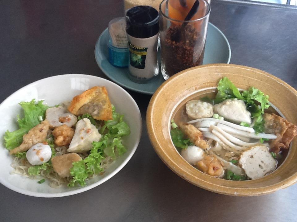 ก๋วยเตี๋ยวหม้อทอง เจริญกรุง57, ร้านเจ๊โหนก ก๋วยเตี๋ยวแคะ, ก๋วยเตี๋ยวแคะโคตรเครื่อง คอนแวนต์, ก๋วยเตี๋ยวแคะจุฬาเจ้าเก่า, ตั้งยู้ฮวด ลูกชิ้นกุ้งนี่ง, ก๋วยเตี๋ยวแคะ นายเหงี่ยน, ก๋วยเตี๋ยวแคะสุชาดา(จู)วรจักร, โกโจก๋วยเตี๋ยวแคะเจ้าเก่า2521 นายอ้วนหลังวัดสุทัศน์, ก๋วยเตี๋ยวแคะไปรษณีย์กลาง - วังหลัง, ก๋วยเตี๋ยวแคะสี่พระยา, ก๋วยเตี๋ยวแคะสีลม - ตรอกกะจั๊วในตำนาน, สุวิมลก๋วยเตี๋ยวแคะ ตลาดนางเลิ้ง, ตั้งหวังเจ๊ง ก๋วยเตี๋ยวแคะนายอ้วนเจ้าเก่า-เสาชิงช้า