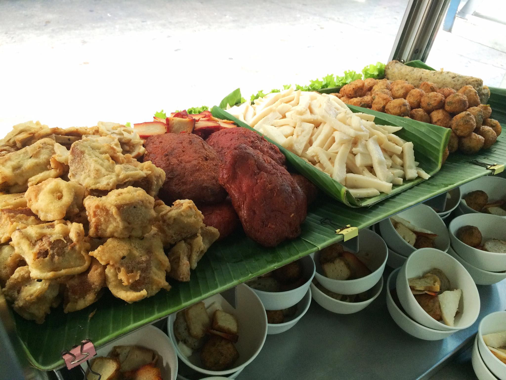 ก๋วยเตี๋ยวหม้อทอง เจริญกรุง57, ร้านเจ๊โหนก ก๋วยเตี๋ยวแคะ, ก๋วยเตี๋ยวแคะโคตรเครื่อง คอนแวนต์, ก๋วยเตี๋ยวแคะจุฬาเจ้าเก่า, ตั้งยู้ฮวด ลูกชิ้นกุ้งนี่ง, ก๋วยเตี๋ยวแคะ นายเหงี่ยน, ก๋วยเตี๋ยวแคะสุชาดา(จู)วรจักร, โกโจก๋วยเตี๋ยวแคะเจ้าเก่า2521 นายอ้วนหลังวัดสุทัศน์, ก๋วยเตี๋ยวแคะไปรษณีย์กลาง - วังหลัง, ก๋วยเตี๋ยวแคะสี่พระยา, ก๋วยเตี๋ยวแคะสีลม - ตรอกกะจั๊วในตำนาน, สุวิมลก๋วยเตี๋ยวแคะ ตลาดนางเลิ้ง, ตั้งหวังเจ๊ง ก๋วยเตี๋ยวแคะนายอ้วนเจ้าเก่า-เสาชิงช้า