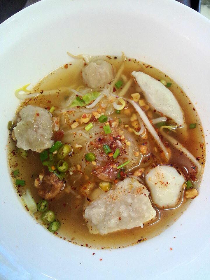 ก๋วยเตี๋ยวหม้อทอง เจริญกรุง57, ร้านเจ๊โหนก ก๋วยเตี๋ยวแคะ, ก๋วยเตี๋ยวแคะโคตรเครื่อง คอนแวนต์, ก๋วยเตี๋ยวแคะจุฬาเจ้าเก่า, ตั้งยู้ฮวด ลูกชิ้นกุ้งนี่ง, ก๋วยเตี๋ยวแคะ นายเหงี่ยน, ก๋วยเตี๋ยวแคะสุชาดา(จู)วรจักร, โกโจก๋วยเตี๋ยวแคะเจ้าเก่า2521 นายอ้วนหลังวัดสุทัศน์, ก๋วยเตี๋ยวแคะไปรษณีย์กลาง - วังหลัง, ก๋วยเตี๋ยวแคะสี่พระยา, ก๋วยเตี๋ยวแคะสีลม - ตรอกกะจั๊วในตำนาน, สุวิมลก๋วยเตี๋ยวแคะ ตลาดนางเลิ้ง, ตั้งหวังเจ๊ง ก๋วยเตี๋ยวแคะนายอ้วนเจ้าเก่า-เสาชิงช้า