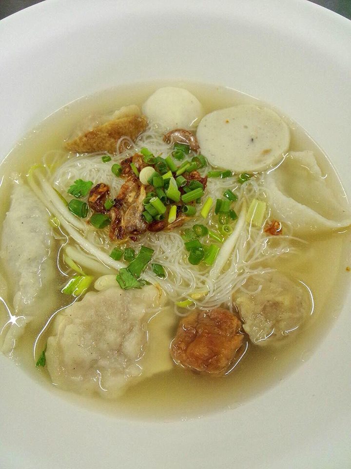ก๋วยเตี๋ยวหม้อทอง เจริญกรุง57, ร้านเจ๊โหนก ก๋วยเตี๋ยวแคะ, ก๋วยเตี๋ยวแคะโคตรเครื่อง คอนแวนต์, ก๋วยเตี๋ยวแคะจุฬาเจ้าเก่า, ตั้งยู้ฮวด ลูกชิ้นกุ้งนี่ง, ก๋วยเตี๋ยวแคะ นายเหงี่ยน, ก๋วยเตี๋ยวแคะสุชาดา(จู)วรจักร, โกโจก๋วยเตี๋ยวแคะเจ้าเก่า2521 นายอ้วนหลังวัดสุทัศน์, ก๋วยเตี๋ยวแคะไปรษณีย์กลาง - วังหลัง, ก๋วยเตี๋ยวแคะสี่พระยา, ก๋วยเตี๋ยวแคะสีลม - ตรอกกะจั๊วในตำนาน, สุวิมลก๋วยเตี๋ยวแคะ ตลาดนางเลิ้ง, ตั้งหวังเจ๊ง ก๋วยเตี๋ยวแคะนายอ้วนเจ้าเก่า-เสาชิงช้า