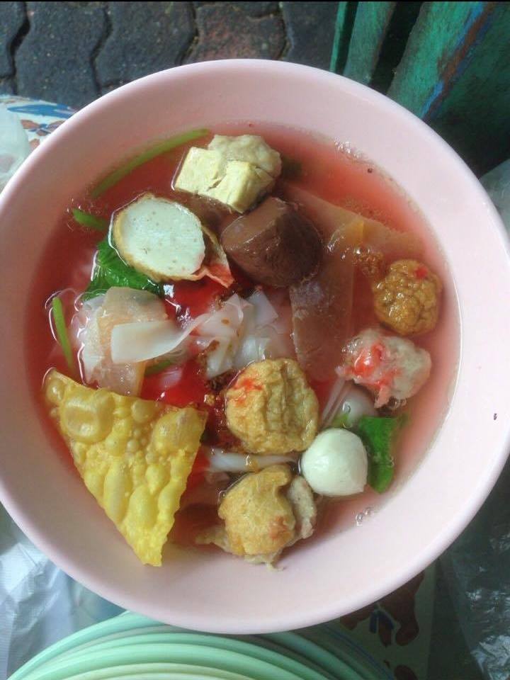 ก๋วยเตี๋ยวหม้อทอง เจริญกรุง57, ร้านเจ๊โหนก ก๋วยเตี๋ยวแคะ, ก๋วยเตี๋ยวแคะโคตรเครื่อง คอนแวนต์, ก๋วยเตี๋ยวแคะจุฬาเจ้าเก่า, ตั้งยู้ฮวด ลูกชิ้นกุ้งนี่ง, ก๋วยเตี๋ยวแคะ นายเหงี่ยน, ก๋วยเตี๋ยวแคะสุชาดา(จู)วรจักร, โกโจก๋วยเตี๋ยวแคะเจ้าเก่า2521 นายอ้วนหลังวัดสุทัศน์, ก๋วยเตี๋ยวแคะไปรษณีย์กลาง - วังหลัง, ก๋วยเตี๋ยวแคะสี่พระยา, ก๋วยเตี๋ยวแคะสีลม - ตรอกกะจั๊วในตำนาน, สุวิมลก๋วยเตี๋ยวแคะ ตลาดนางเลิ้ง, ตั้งหวังเจ๊ง ก๋วยเตี๋ยวแคะนายอ้วนเจ้าเก่า-เสาชิงช้า