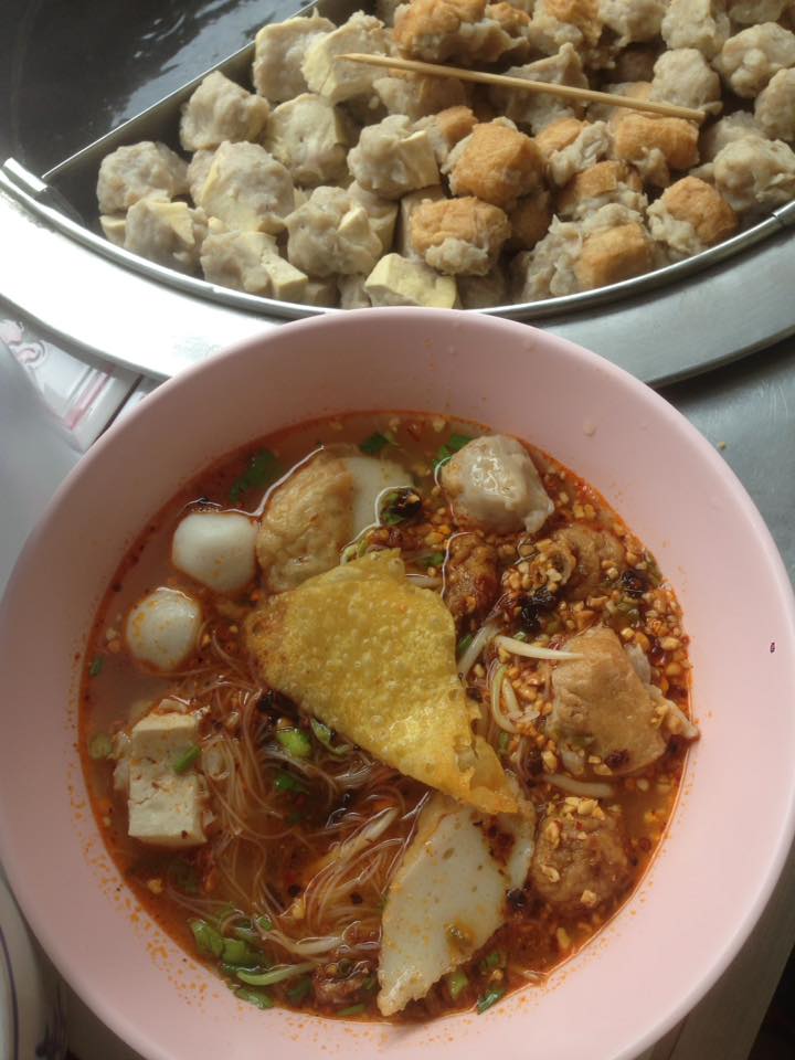 ก๋วยเตี๋ยวหม้อทอง เจริญกรุง57, ร้านเจ๊โหนก ก๋วยเตี๋ยวแคะ, ก๋วยเตี๋ยวแคะโคตรเครื่อง คอนแวนต์, ก๋วยเตี๋ยวแคะจุฬาเจ้าเก่า, ตั้งยู้ฮวด ลูกชิ้นกุ้งนี่ง, ก๋วยเตี๋ยวแคะ นายเหงี่ยน, ก๋วยเตี๋ยวแคะสุชาดา(จู)วรจักร, โกโจก๋วยเตี๋ยวแคะเจ้าเก่า2521 นายอ้วนหลังวัดสุทัศน์, ก๋วยเตี๋ยวแคะไปรษณีย์กลาง - วังหลัง, ก๋วยเตี๋ยวแคะสี่พระยา, ก๋วยเตี๋ยวแคะสีลม - ตรอกกะจั๊วในตำนาน, สุวิมลก๋วยเตี๋ยวแคะ ตลาดนางเลิ้ง, ตั้งหวังเจ๊ง ก๋วยเตี๋ยวแคะนายอ้วนเจ้าเก่า-เสาชิงช้า