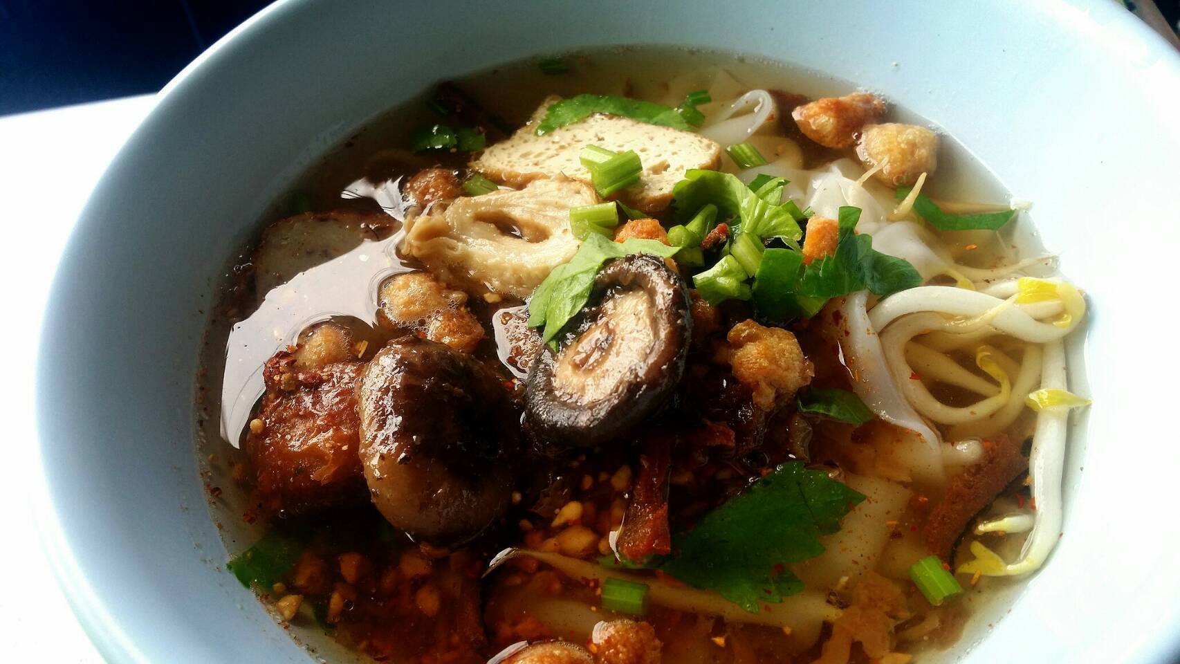 ก๋วยเตี๋ยวหม้อทอง เจริญกรุง57, ร้านเจ๊โหนก ก๋วยเตี๋ยวแคะ, ก๋วยเตี๋ยวแคะโคตรเครื่อง คอนแวนต์, ก๋วยเตี๋ยวแคะจุฬาเจ้าเก่า, ตั้งยู้ฮวด ลูกชิ้นกุ้งนี่ง, ก๋วยเตี๋ยวแคะ นายเหงี่ยน, ก๋วยเตี๋ยวแคะสุชาดา(จู)วรจักร, โกโจก๋วยเตี๋ยวแคะเจ้าเก่า2521 นายอ้วนหลังวัดสุทัศน์, ก๋วยเตี๋ยวแคะไปรษณีย์กลาง - วังหลัง, ก๋วยเตี๋ยวแคะสี่พระยา, ก๋วยเตี๋ยวแคะสีลม - ตรอกกะจั๊วในตำนาน, สุวิมลก๋วยเตี๋ยวแคะ ตลาดนางเลิ้ง, ตั้งหวังเจ๊ง ก๋วยเตี๋ยวแคะนายอ้วนเจ้าเก่า-เสาชิงช้า