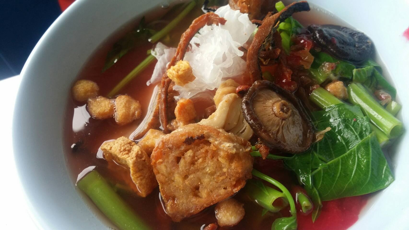 ก๋วยเตี๋ยวหม้อทอง เจริญกรุง57, ร้านเจ๊โหนก ก๋วยเตี๋ยวแคะ, ก๋วยเตี๋ยวแคะโคตรเครื่อง คอนแวนต์, ก๋วยเตี๋ยวแคะจุฬาเจ้าเก่า, ตั้งยู้ฮวด ลูกชิ้นกุ้งนี่ง, ก๋วยเตี๋ยวแคะ นายเหงี่ยน, ก๋วยเตี๋ยวแคะสุชาดา(จู)วรจักร, โกโจก๋วยเตี๋ยวแคะเจ้าเก่า2521 นายอ้วนหลังวัดสุทัศน์, ก๋วยเตี๋ยวแคะไปรษณีย์กลาง - วังหลัง, ก๋วยเตี๋ยวแคะสี่พระยา, ก๋วยเตี๋ยวแคะสีลม - ตรอกกะจั๊วในตำนาน, สุวิมลก๋วยเตี๋ยวแคะ ตลาดนางเลิ้ง, ตั้งหวังเจ๊ง ก๋วยเตี๋ยวแคะนายอ้วนเจ้าเก่า-เสาชิงช้า