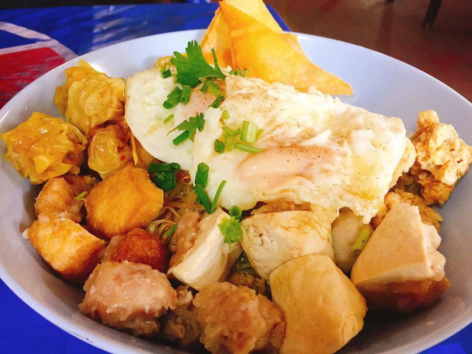 ก๋วยเตี๋ยวหม้อทอง เจริญกรุง57, ร้านเจ๊โหนก ก๋วยเตี๋ยวแคะ, ก๋วยเตี๋ยวแคะโคตรเครื่อง คอนแวนต์, ก๋วยเตี๋ยวแคะจุฬาเจ้าเก่า, ตั้งยู้ฮวด ลูกชิ้นกุ้งนี่ง, ก๋วยเตี๋ยวแคะ นายเหงี่ยน, ก๋วยเตี๋ยวแคะสุชาดา(จู)วรจักร, โกโจก๋วยเตี๋ยวแคะเจ้าเก่า2521 นายอ้วนหลังวัดสุทัศน์, ก๋วยเตี๋ยวแคะไปรษณีย์กลาง - วังหลัง, ก๋วยเตี๋ยวแคะสี่พระยา, ก๋วยเตี๋ยวแคะสีลม - ตรอกกะจั๊วในตำนาน, สุวิมลก๋วยเตี๋ยวแคะ ตลาดนางเลิ้ง, ตั้งหวังเจ๊ง ก๋วยเตี๋ยวแคะนายอ้วนเจ้าเก่า-เสาชิงช้า