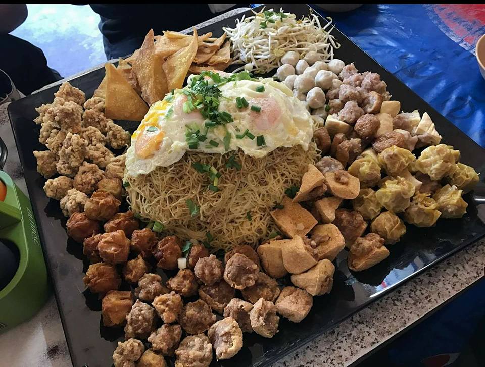 ก๋วยเตี๋ยวหม้อทอง เจริญกรุง57, ร้านเจ๊โหนก ก๋วยเตี๋ยวแคะ, ก๋วยเตี๋ยวแคะโคตรเครื่อง คอนแวนต์, ก๋วยเตี๋ยวแคะจุฬาเจ้าเก่า, ตั้งยู้ฮวด ลูกชิ้นกุ้งนี่ง, ก๋วยเตี๋ยวแคะ นายเหงี่ยน, ก๋วยเตี๋ยวแคะสุชาดา(จู)วรจักร, โกโจก๋วยเตี๋ยวแคะเจ้าเก่า2521 นายอ้วนหลังวัดสุทัศน์, ก๋วยเตี๋ยวแคะไปรษณีย์กลาง - วังหลัง, ก๋วยเตี๋ยวแคะสี่พระยา, ก๋วยเตี๋ยวแคะสีลม - ตรอกกะจั๊วในตำนาน, สุวิมลก๋วยเตี๋ยวแคะ ตลาดนางเลิ้ง, ตั้งหวังเจ๊ง ก๋วยเตี๋ยวแคะนายอ้วนเจ้าเก่า-เสาชิงช้า