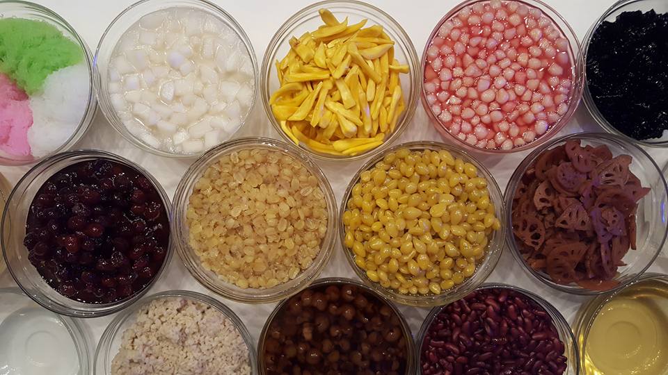 แดงราชาหอยทอด, เปาะเปี๊ยะสด ตรอกสุกร, SO-K cafe, เช็งซิมอี๊ (แป้งกลมอารมณ์ดี), ก๋วยเตี๋ยวตรอกโรงหมู, ข้าวมันไก่พิชัยไก่ตอน, Scoopp, ข้าวขาหมู "มันอยู่ในกระทะ"ตรอกโรงหมู, เบ๊ซุ่นหลี, สีมรกต, สุกี้เตาถ่าน ตรอกโรงหมู, Amass coffee art toys, Kanom Donut, ก๋วยเตี๋ยวหมูตุ๋นเจ๊ปู