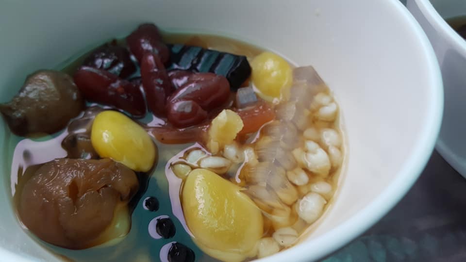 แดงราชาหอยทอด, เปาะเปี๊ยะสด ตรอกสุกร, SO-K cafe, เช็งซิมอี๊ (แป้งกลมอารมณ์ดี), ก๋วยเตี๋ยวตรอกโรงหมู, ข้าวมันไก่พิชัยไก่ตอน, Scoopp, ข้าวขาหมู "มันอยู่ในกระทะ"ตรอกโรงหมู, เบ๊ซุ่นหลี, สีมรกต, สุกี้เตาถ่าน ตรอกโรงหมู, Amass coffee art toys, Kanom Donut, ก๋วยเตี๋ยวหมูตุ๋นเจ๊ปู