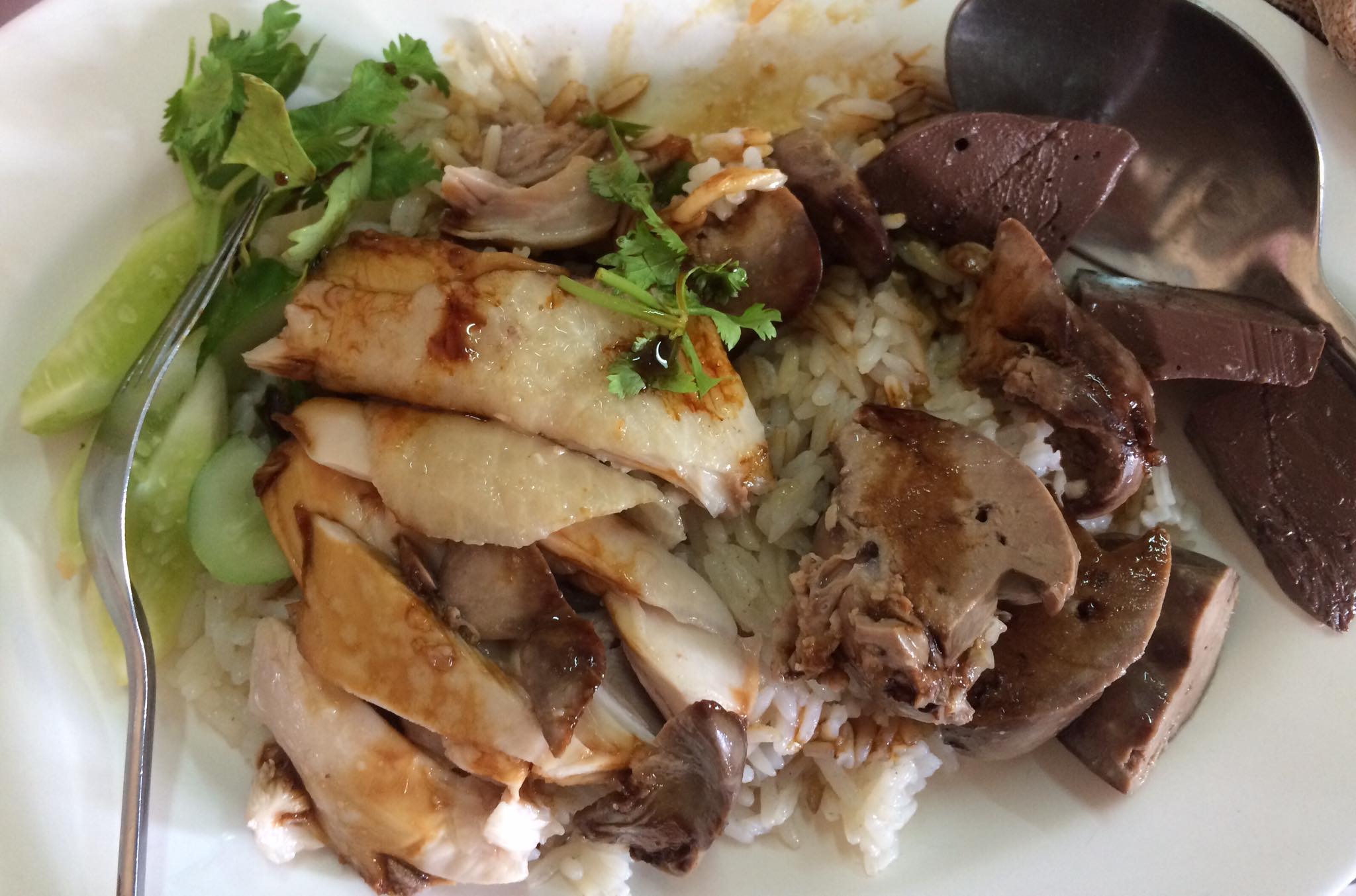 แดงราชาหอยทอด, เปาะเปี๊ยะสด ตรอกสุกร, SO-K cafe, เช็งซิมอี๊ (แป้งกลมอารมณ์ดี), ก๋วยเตี๋ยวตรอกโรงหมู, ข้าวมันไก่พิชัยไก่ตอน, Scoopp, ข้าวขาหมู "มันอยู่ในกระทะ"ตรอกโรงหมู, เบ๊ซุ่นหลี, สีมรกต, สุกี้เตาถ่าน ตรอกโรงหมู, Amass coffee art toys, Kanom Donut, ก๋วยเตี๋ยวหมูตุ๋นเจ๊ปู