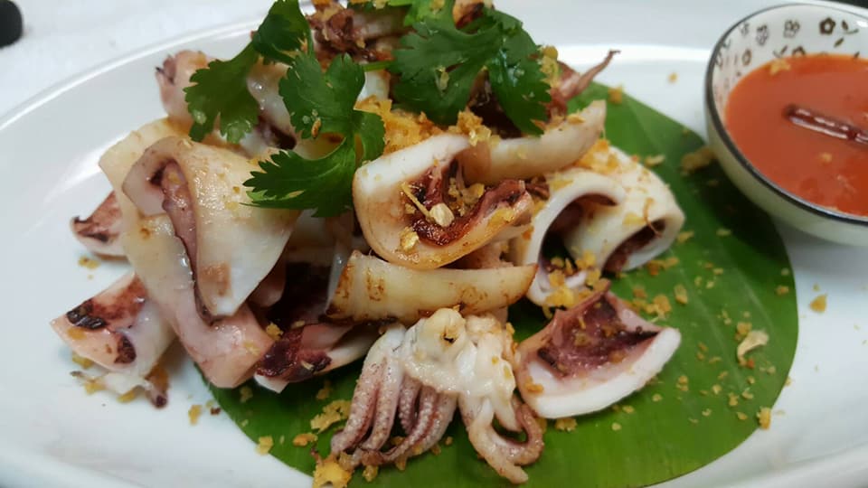 ก๋วยเตี๋ยวลูกชิ้นปลาเจ๊ปุ๊ย ห้าแยกพลับพลาชัย, ข้าวต้มแห้งคุณนิด สาขา เยาวราช X ก๋วยเตี๋ยวลูกชิ้นปลาเจ๊ส้ม, ลักตี๋ "六弟" บะหมี่เกี๊ยวทะเล เยาวราช, ห้องอาหารพูนเลิศ(เหลาะงาทิ้น)ข้าวหน้าไก่ห้าแยก, ข้าวต้มปลาตรอกถั่วงอก, ไก่บ้านพริกไทยดำ ห้าแยกพลับพลาไชย, ร้านอาหารครัวดอกไม้ขาว, ร้านไชยพราหมณ์ Made with Heart, ราดหน้า ท่ง ฮั่ว เฮง "เฮียตั๋ง", ข้าวต้มปลา by อุษณีย์, ตุ้ยนุ้ยอีทเทอรี่