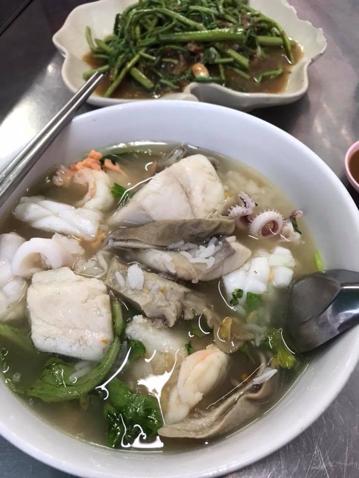 ก๋วยเตี๋ยวลูกชิ้นปลาเจ๊ปุ๊ย ห้าแยกพลับพลาชัย, ข้าวต้มแห้งคุณนิด สาขา เยาวราช X ก๋วยเตี๋ยวลูกชิ้นปลาเจ๊ส้ม, ลักตี๋ "六弟" บะหมี่เกี๊ยวทะเล เยาวราช, ห้องอาหารพูนเลิศ(เหลาะงาทิ้น)ข้าวหน้าไก่ห้าแยก, ข้าวต้มปลาตรอกถั่วงอก, ไก่บ้านพริกไทยดำ ห้าแยกพลับพลาไชย, ร้านอาหารครัวดอกไม้ขาว, ร้านไชยพราหมณ์ Made with Heart, ราดหน้า ท่ง ฮั่ว เฮง "เฮียตั๋ง", ข้าวต้มปลา by อุษณีย์, ตุ้ยนุ้ยอีทเทอรี่